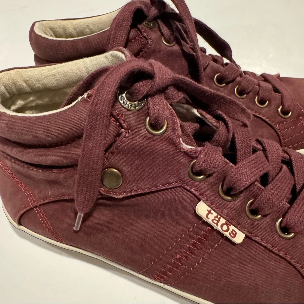 Taos Top Star Distressed Bordeaux Sneaker Size 7.5